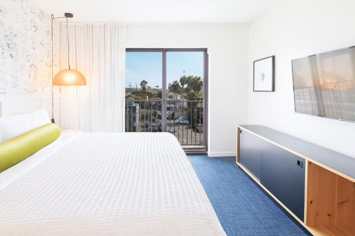 Relaxing Room Near Abbot Kinney Blvd | Free Breakfast | Rooftop Lounge