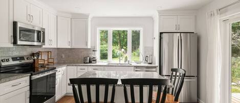 Refrigerador, microondas, horno, placa de cocina