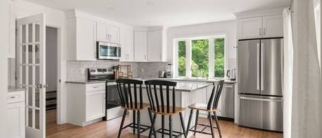 Réfrigérateur, micro-ondes, four, plaque de cuisson