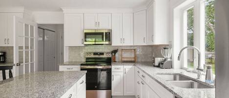 ثلاجة، ميكروويف، فرن، موقد طهي مسطح