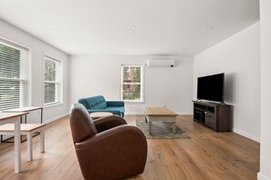 Smart TV, computer monitors