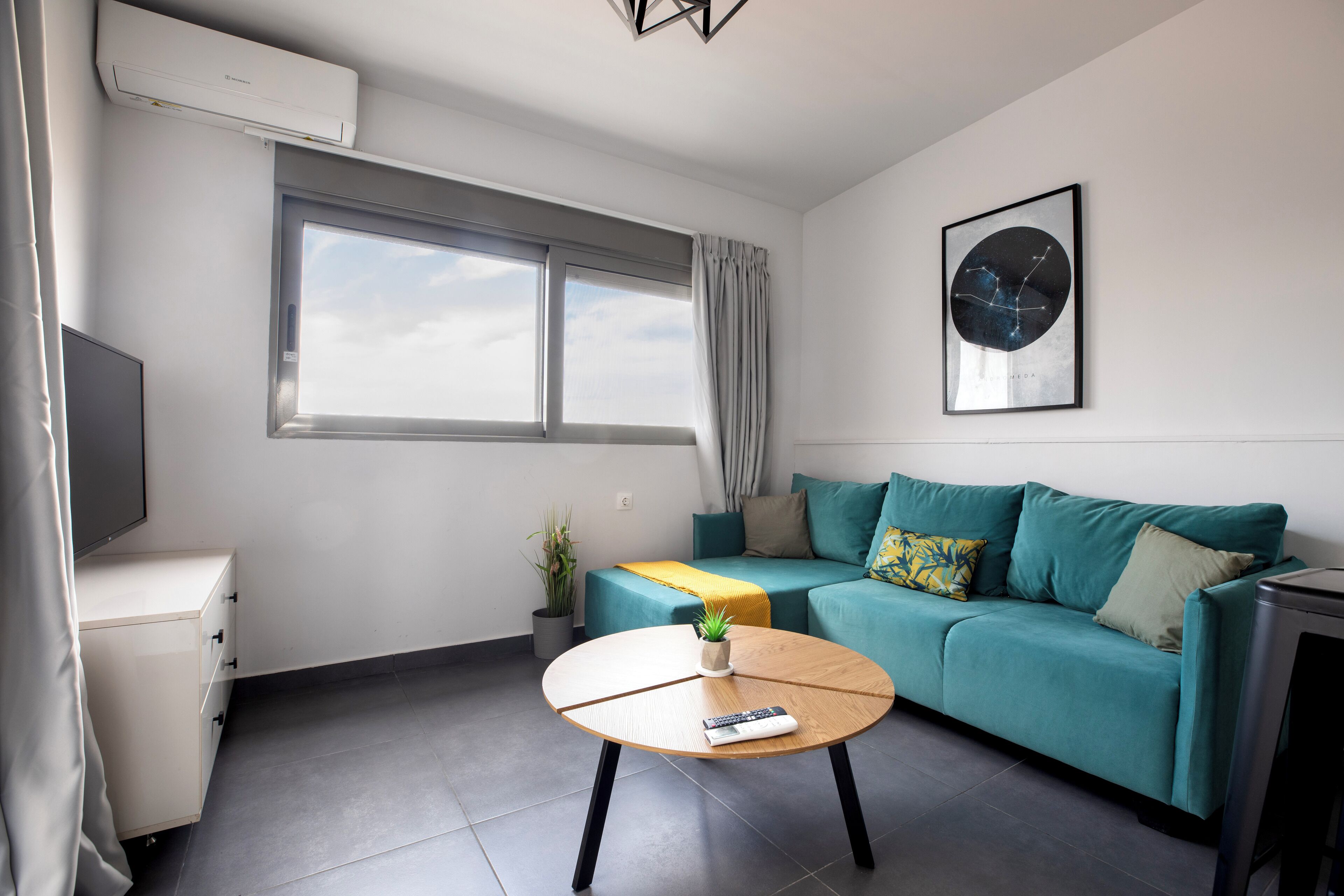 Apartamento, 1 habitación, cocina, vistas a la ciudad | Sala de estar | Smart TV de 43 pulgadas con canales digitales, servicios de streaming