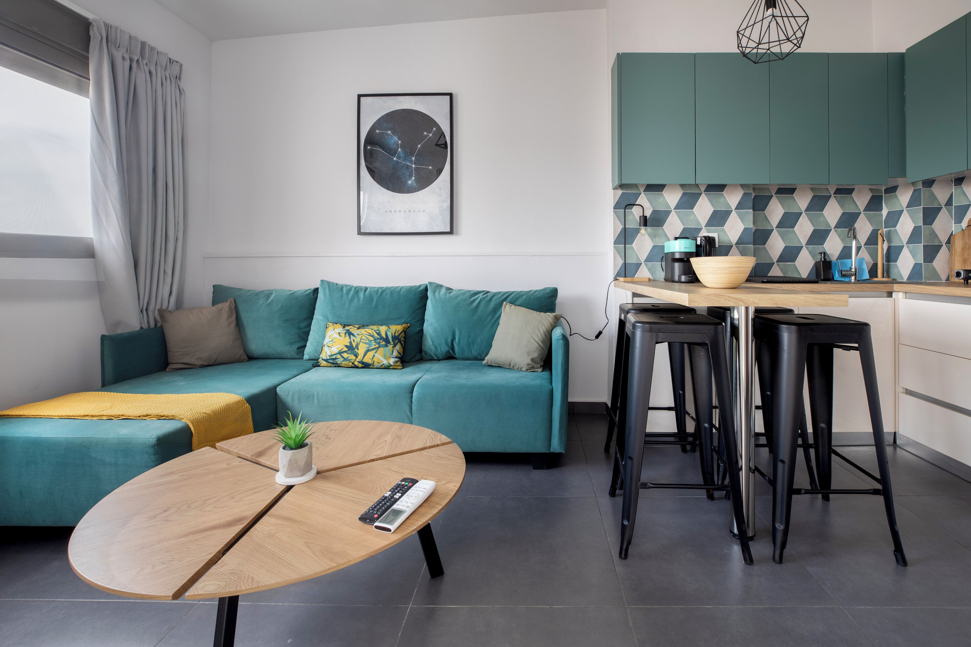 Apartamento, 1 quarto, cozinha, vista para a cidade | Sala de estar | Smart TV 43 polegadas com canais digitais, serviços de streaming