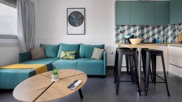 Apartamento, 1 quarto, cozinha, vista para a cidade | Sala de estar | Smart TV 43 polegadas com canais digitais, serviços de streaming