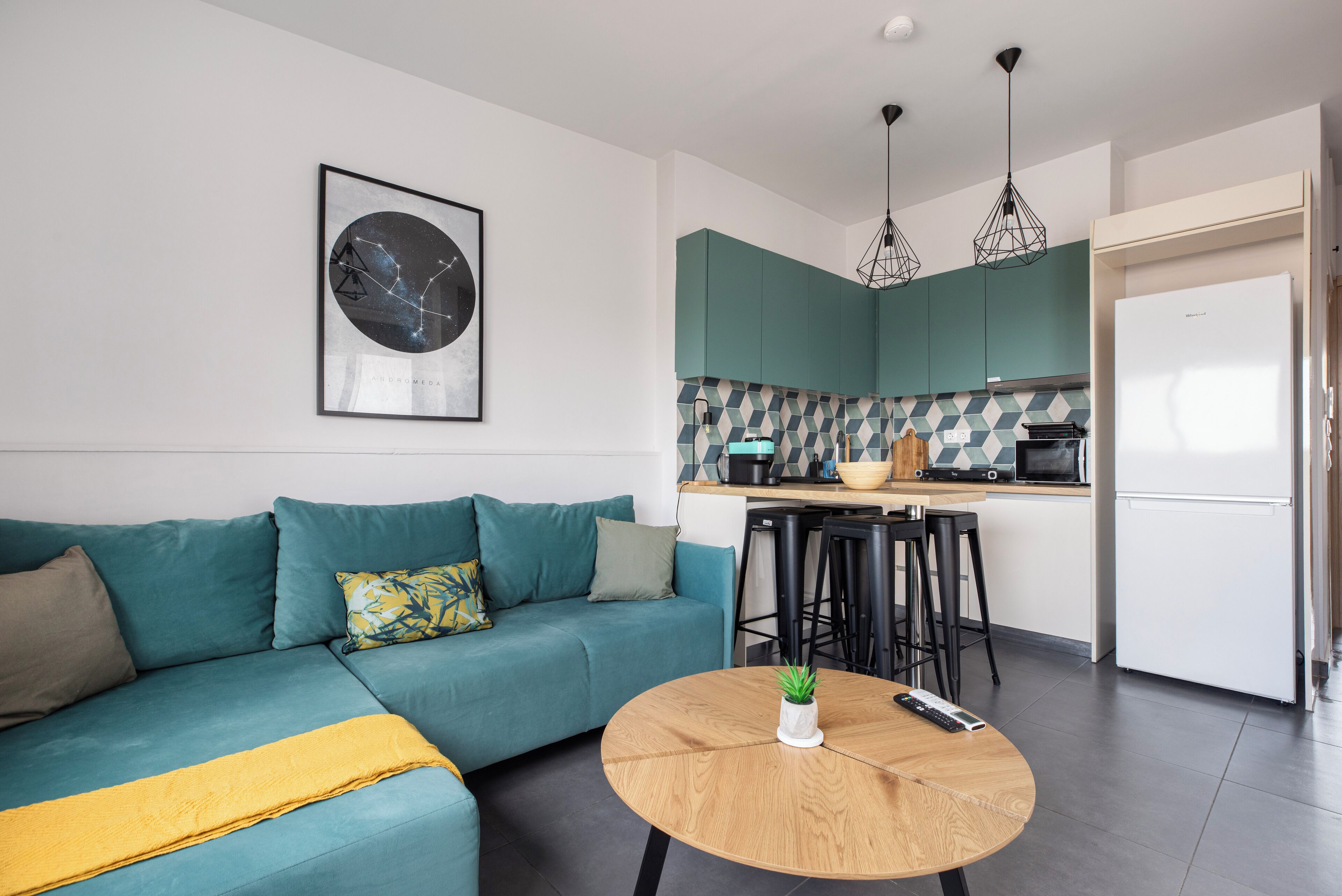 Apartamento, 1 habitación, cocina, vistas a la ciudad | Sala de estar | Smart TV de 43 pulgadas con canales digitales, servicios de streaming