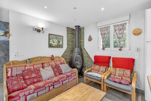 TV, fireplace - Chalet 'Les Chalets' with Mountain View, Shared Terrace and Private Garden (Méolans-Revel)