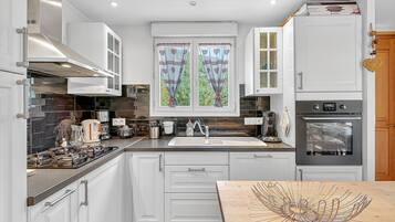 Kjøleskap, mikrobølgeovn, oppvaskmaskin og kaffetrakter/tekoker