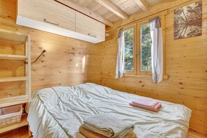 5 chambres, fer et planche à repasser, draps fournis