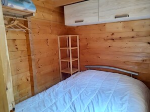 5 bedrooms, iron/ironing board, bed sheets