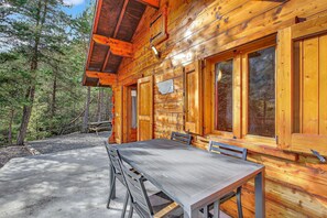 Outdoor dining - Chalet 'Les Chalets' with Mountain View, Shared Terrace and Private Garden (Méolans-Revel)