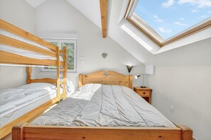 5 bedrooms, iron/ironing board, bed sheets - Chalet 'Les Chalets' with Mountain View, Shared Terrace and Private Garden (Méolans-Revel)