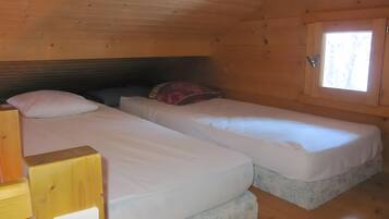 5 habitaciones, tabla de planchar con plancha y ropa de cama