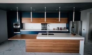 Fridge, oven, dishwasher, coffee/tea maker