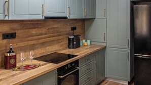 Private kitchen - Grey Symphony - Charming vintage apartment with AC in downtown of Timisoara (Timisoara)
