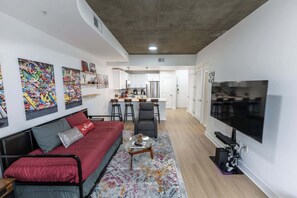 Téléviseur connecté, foyer, jeux vidéo, chaîne audio