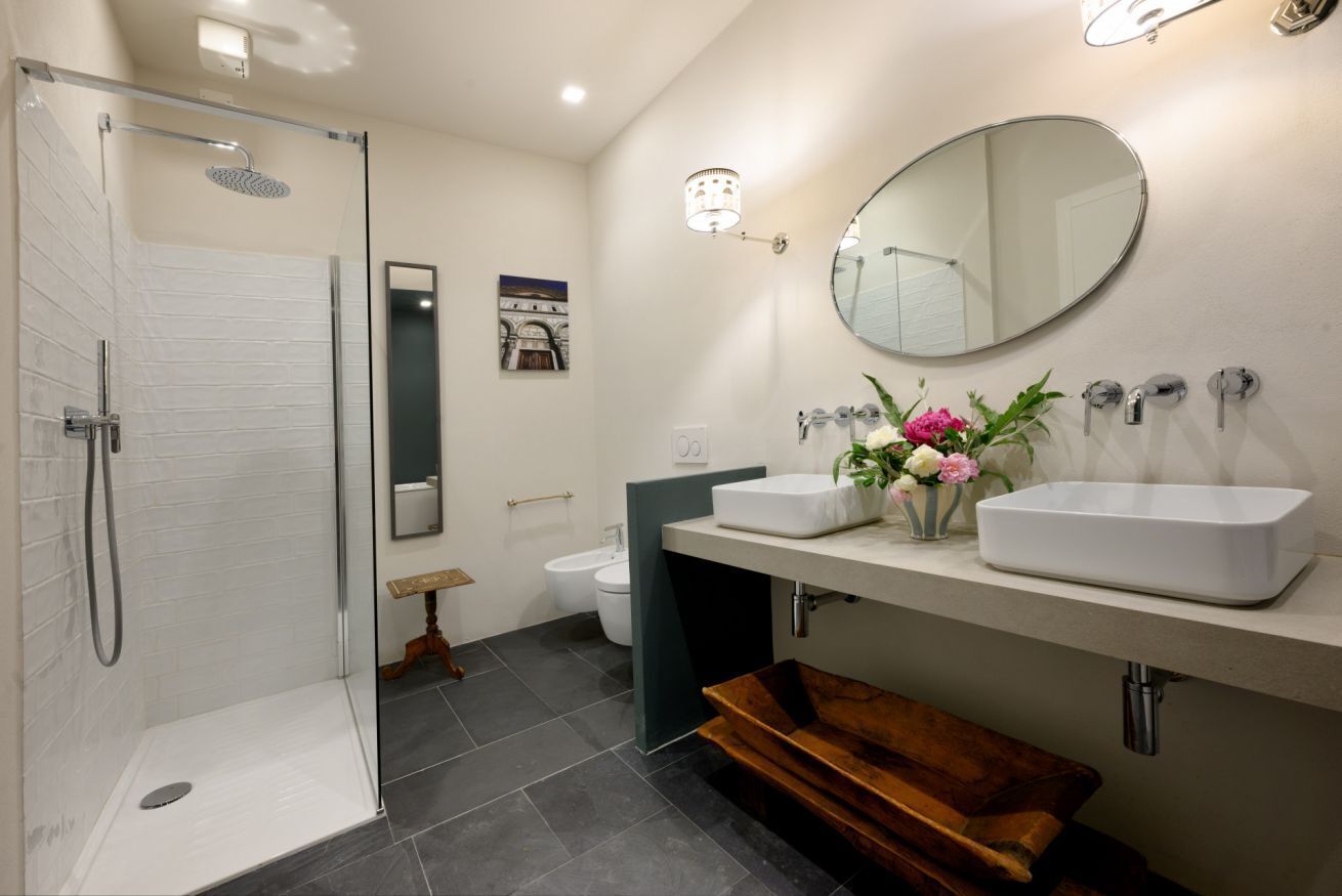 Douche, bidet, serviettes fournies, papier toilette