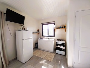 Kylskåp, mikrovågsugn, ugn och grytor/köksredskap