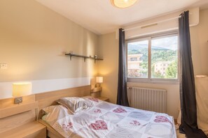 2 عدّة غرف نوم ومكواة/لوح كي