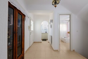 3 bedrooms, free WiFi, bed sheets