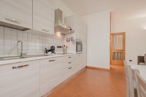 Frigorifero, microonde, forno, macchina per tè/caffè