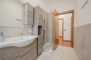 Douche, séchoir à cheveux, serviettes fournies