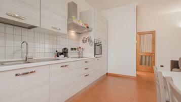 Een koelkast, een magnetron, een oven, een koffiezetapparaat/waterkoker