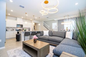 テレビ、DVD プレーヤー、ステレオ、書斎 / ワークスペース