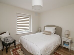 2 dormitoris, decoració individual i mobiliari individual 