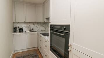 Dishwasher, cookware/dishes/utensils