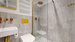 Douche, sèche-cheveux, serviettes fournies