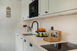 Oven, dishwasher, coffee/tea maker, cookware/dishes/utensils - 2 Bedroom Apartment-Kings Cross (London)