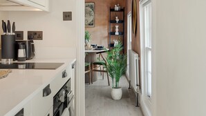 Coffee/tea maker, oven, dishwasher, cookware/dishes/utensils - 2 Bedroom Apartment-Kings Cross (London)