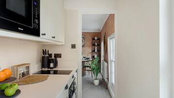 Oven, dishwasher, coffee/tea maker, cookware/dishes/utensils