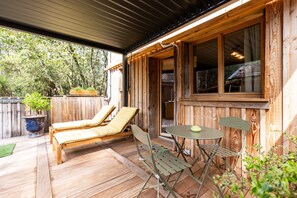 Outdoor dining - Les Ptis Chiffons: Nature and Comfort Stay by Lake Lacanau (Lacanau)