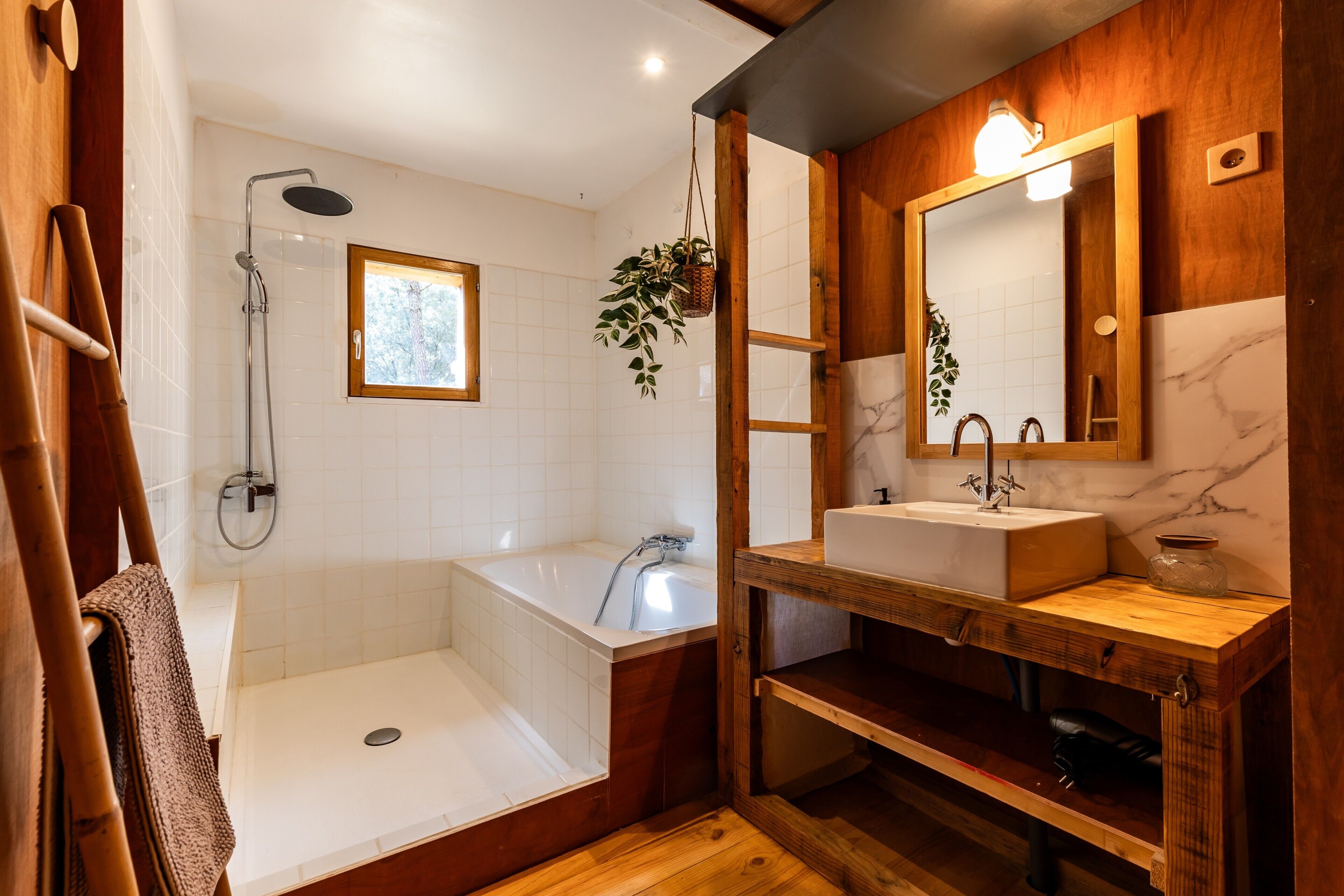 Een douche, een haardroger, handdoeken