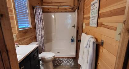 Cozy Lakefront 2-bedroom cabin in tranquil Big Sandy, TX.