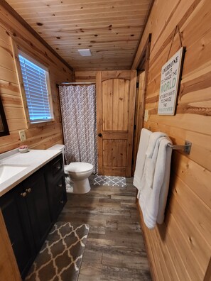 Chuveiro, secador de cabelo, toalhas de banho, sabonete