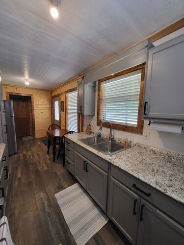 Cozy Lakefront 2-bedroom cabin in tranquil Big Sandy, TX.