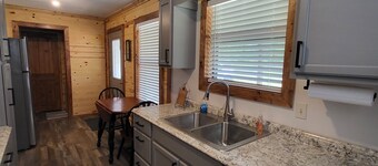 Cozy Lakefront 2-bedroom cabin in tranquil Big Sandy, TX.