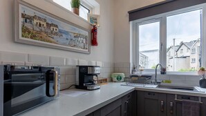 Uma cozinha moderna com cafeteira, torradeira e pia.