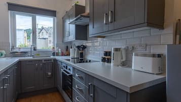 Jääkaappi, mikroaaltouuni, uuni, leivänpaahdin