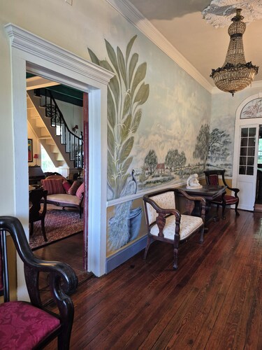 Step into Old French colonial Louisiana's hospitality & culture!