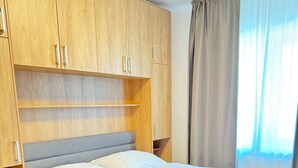 1 多间卧室、熨斗/熨衣板、上网接入、床单