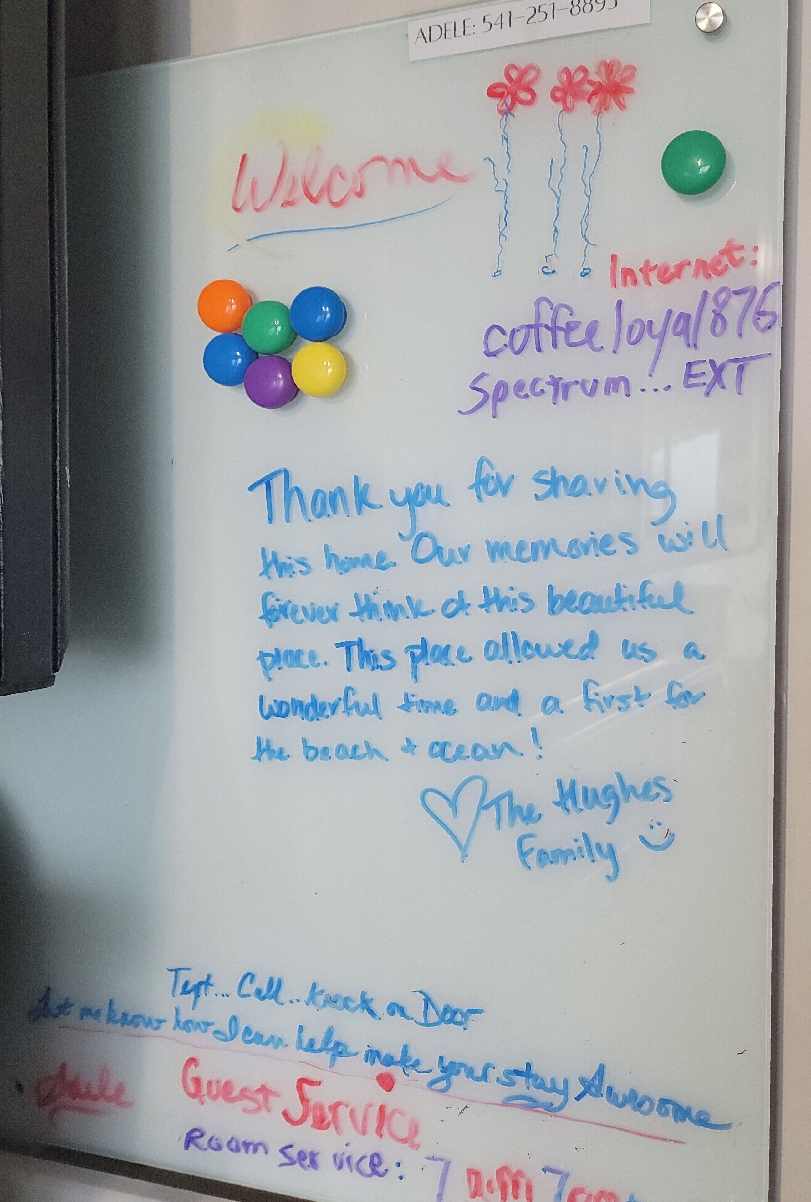 Eine Whiteboard-Tafel mit handschriftlichen Notizen, darunter eine Willkommensnachricht, Internetdaten und ein Dankeschön.