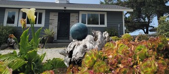 Adele's Oceanside Retreat Brookings w/ Private Beach Access Kid & Pet friendly!