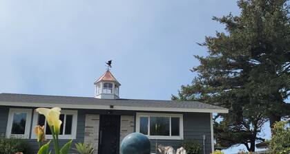 Adele's Oceanside Retreat Brookings w/ Private Beach Access Kid & Pet friendly!