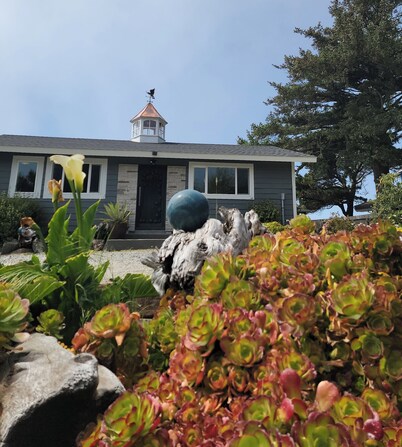 Adele's Oceanside Retreat Brookings w/ Private Beach Access Kid & Pet friendly!