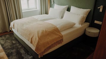 2 bedrooms, iron/ironing board, travel crib, free WiFi