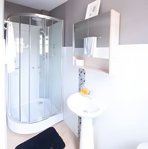 Apartament bàsic | Bany | Dutxa, articles de tocador gratuïts, tovalloles i sabó