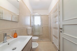 Haartrockner, HandtĂŒcher, Seife, Toilettenpapier